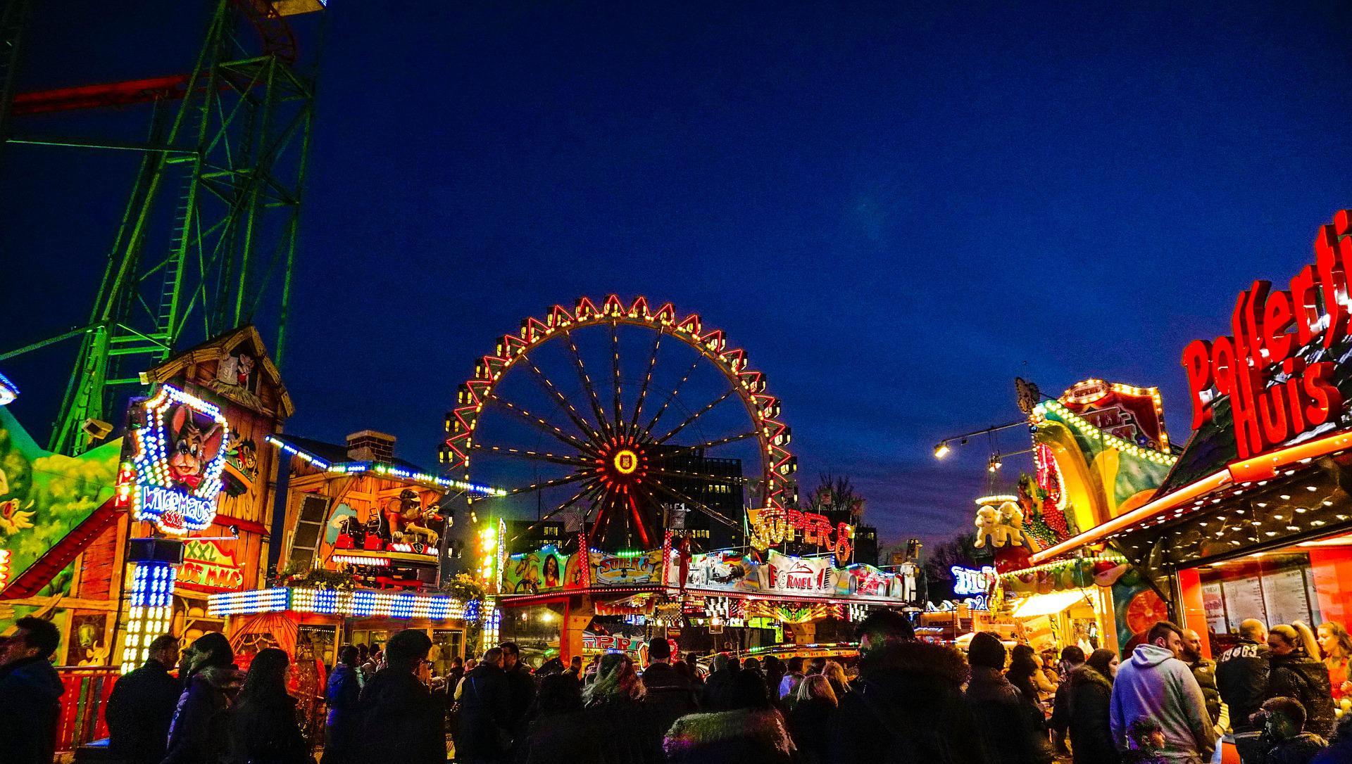 Jahrmarkt mit Riesenrad bei Nacht