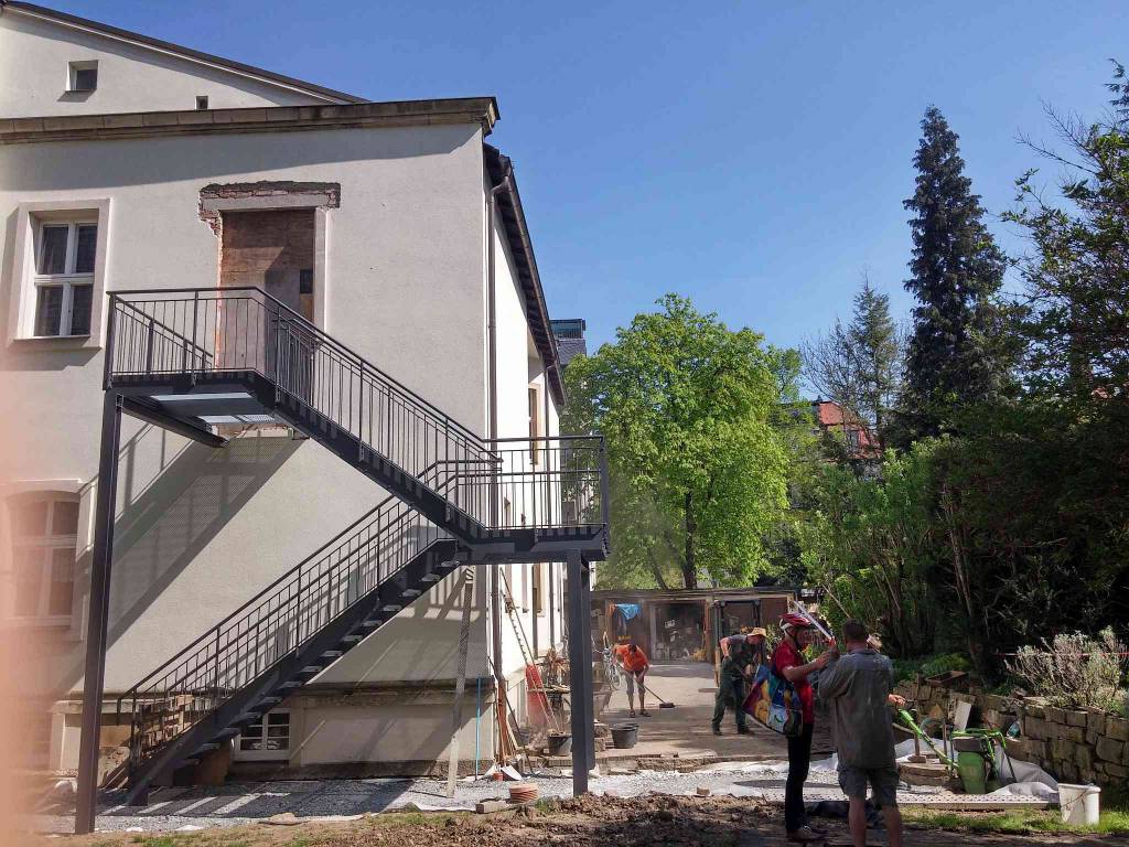 Bauarbeiten am Adventhaus Dresden mit neuer Brandschutztreppe