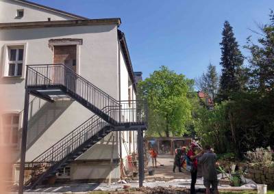 Bauarbeiten am Adventhaus Dresden mit neuer Brandschutztreppe