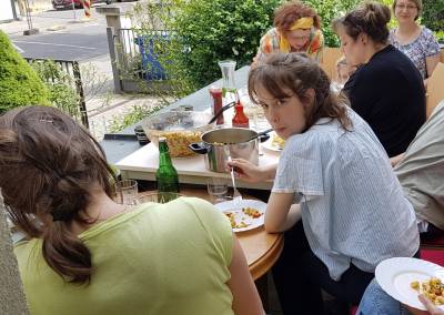 Aufbauhelfer der Tauschbörse für Kindersachen und -bücher