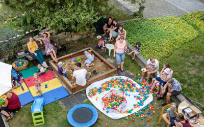 Fröhliches Miteinander beim Sommer-Gartenfest