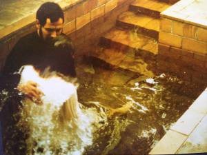 Prediger Reinhard Kopp bei einer Taufe im Juni 1988 auf dem Sonnenhof